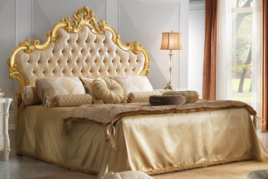 Classic bedroom decorations with luxurious designs and decorations