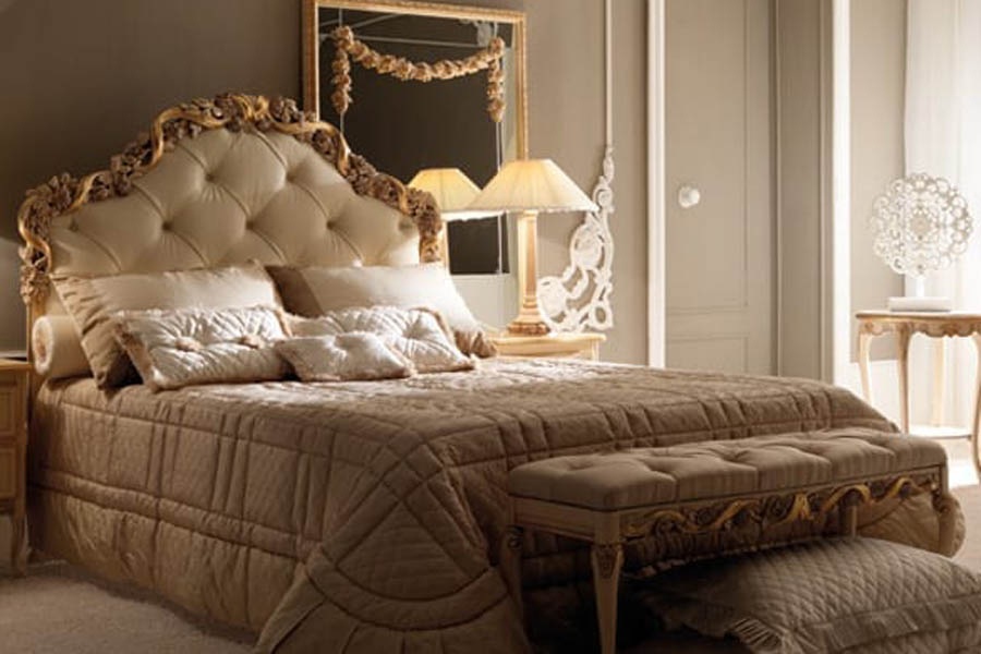 Classic bedroom decorations with luxurious designs and decorations