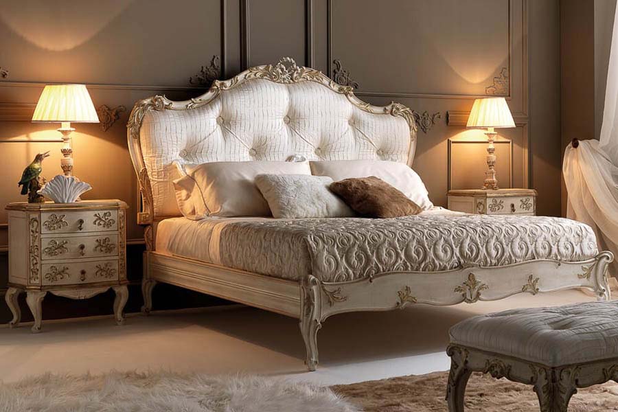 Classic bedroom decorations with luxurious designs and decorations