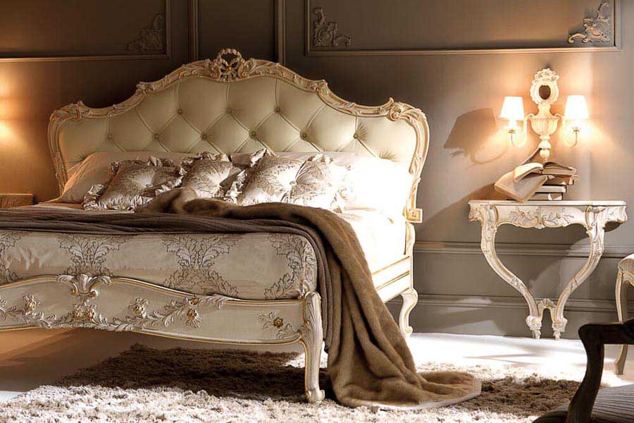 Classic bedroom decorations with luxurious designs and decorations