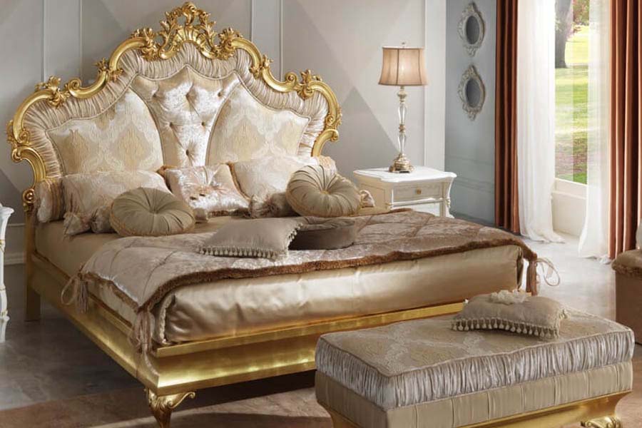 Classic bedroom decorations with luxurious designs and decorations