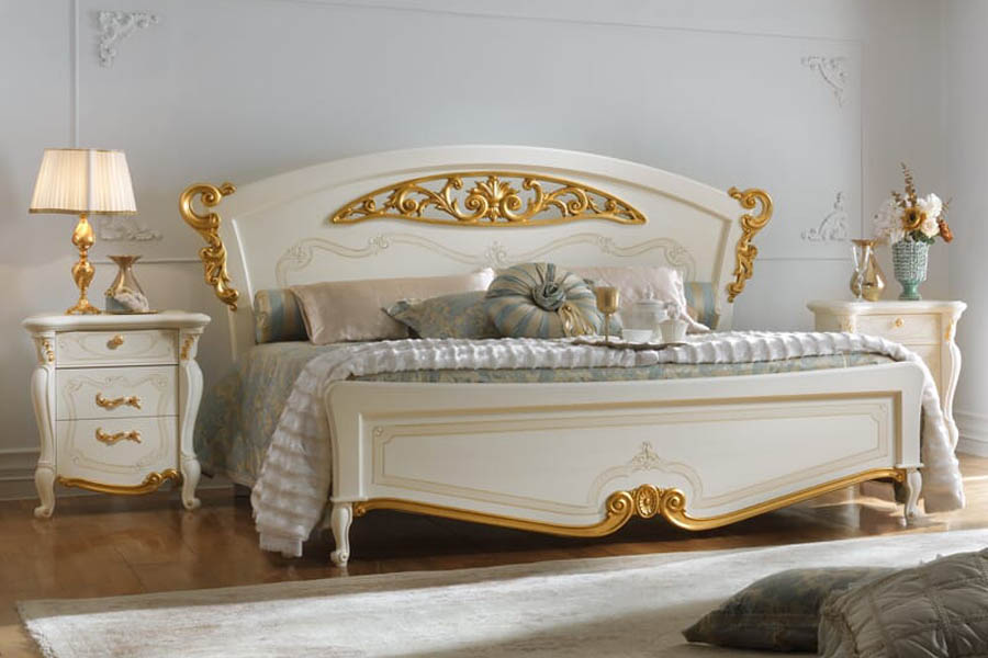 Classic bedroom decorations with luxurious designs and decorations