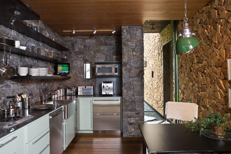 مطبخ بحوائط حجرية 4 الحوائط الحجرية.. لمسة فخامة وتميز في المطبخ