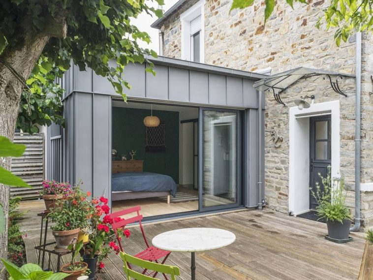 An elegant zinc extension houses a master suite