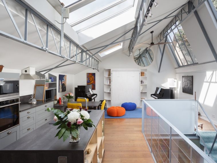 An old printing house transformed into a loft polishes its industrial spirit '